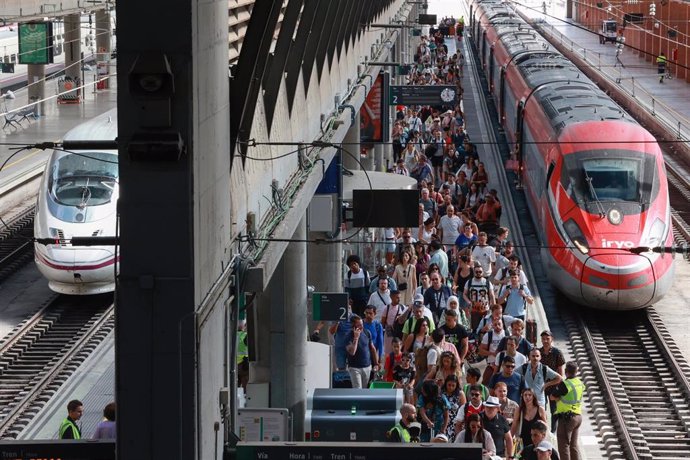 Viajeros en los andenes de la estación de Santa Justa.  