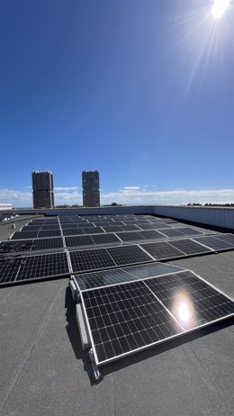 El centro comercial Meridiano ha instalado 578 placas fotovoltaicas con el objetivo de conseguir alrededor del 25% de ahorro en su consumo de energía total. Con una potencia de 315 kilovatios pico (KWp), producirán anualmente un aproximado de 410.000 KWh