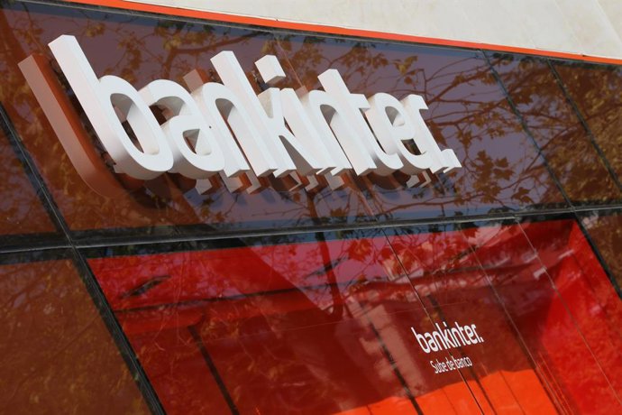 Archivo - Letrero del banco Bankinter en una de sus oficinas de la capital.