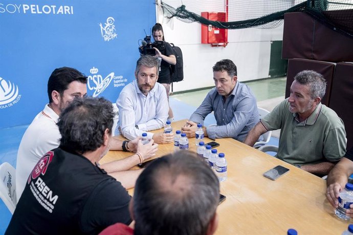 El consejero de Presidencia, Justicia y Administración Local de la Comunidad de Madrid, Miguel Ángel García Martín (c), durante una reunión en el Puesto de Mando Avanzado (PMA) del incendio que afecta a los términos municipales de El Molar y Pedrezuela, a