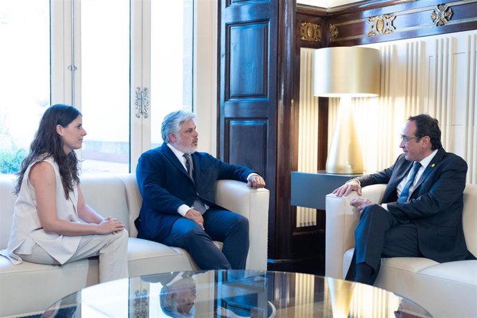 Archivo - El presidente del Parlament, Josep Rull, se reúne con los diputados de Junts, Albert Batet y Mnica Sales, en la roda de consultas previa a la investidura de Illa, a 6 de agosto de 2024
