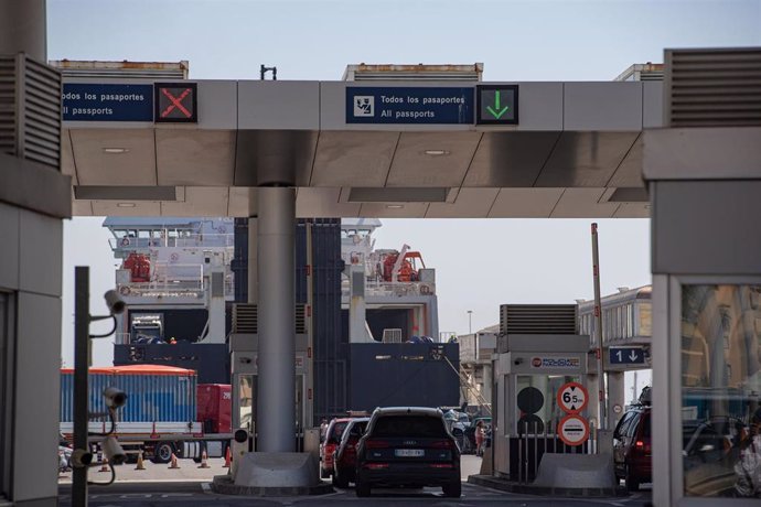 Archivo - Varios vehículos esperan para cruzar la frontera en el puerto de Algeciras dentro de la Operación Paso del Estrecho (OPE). ARCHIVO.