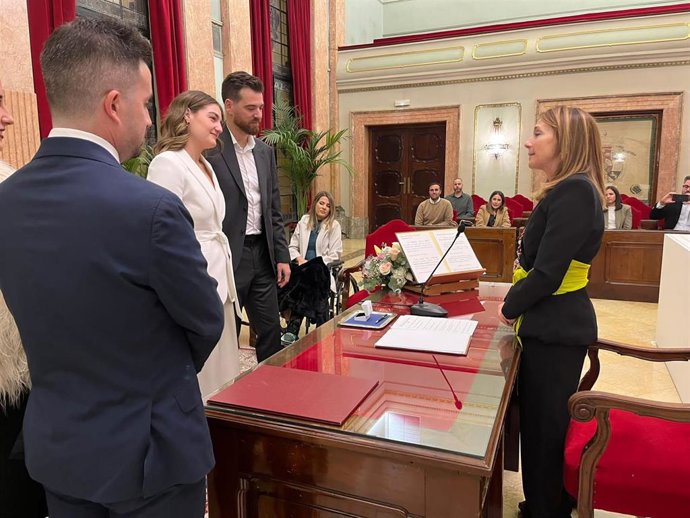 La Concejalía de Educación y Atención a la Ciudadanía, Belén López Cambronero, oficia una boda en el Ayuntamiento de Murcia