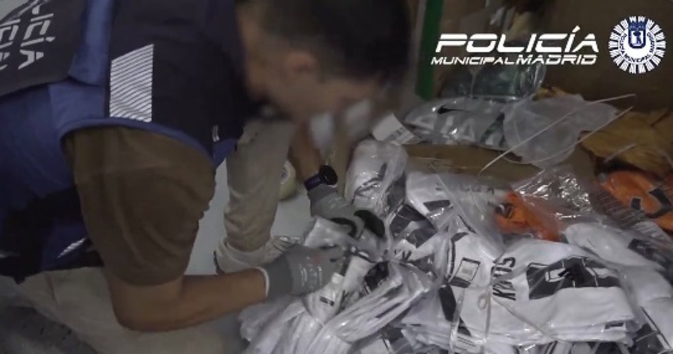 Tres detenidos y requisadas 10.600 camisetas de jugadores falsas que iban a acabar en el 'top manta'