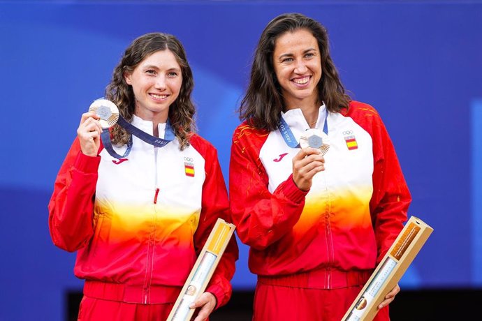 Cristina Bucsa y Sara Sorribes con la medalla olímpica