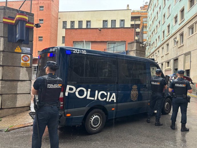 Imagen de los agentes durante el operativo