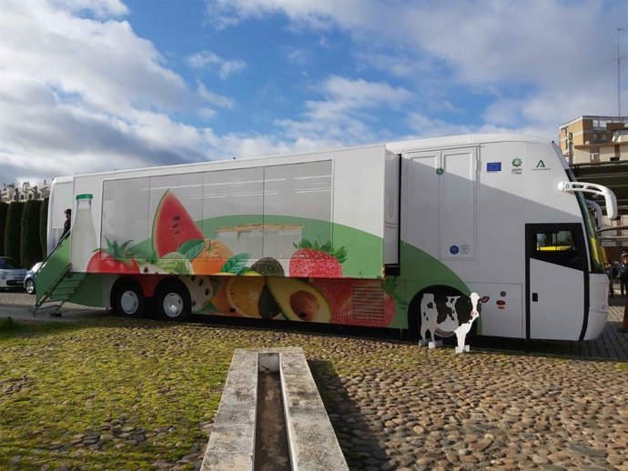 'Frutibús' Encargado Del Reparto De Fruta.