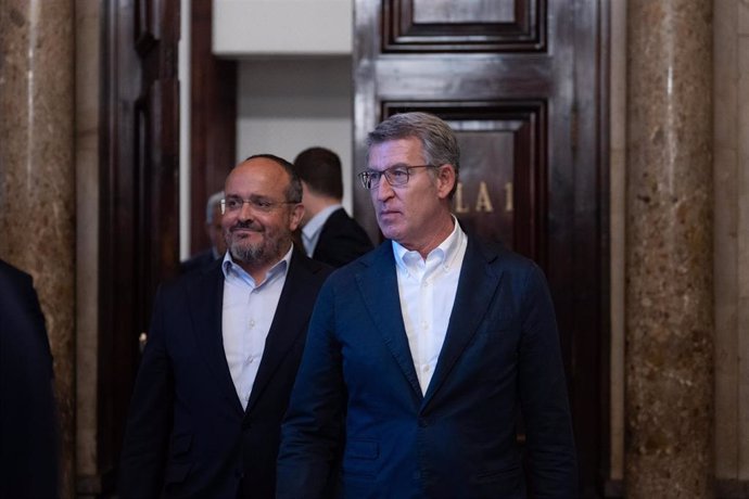 El líder del PP de Catalunya, Alejandro Fernández (i) y el líder del PP, Alberto Núñez Feijóo (d), llegan a una rueda de prensa  tras su reunión con el grupo del PP, en el Parlament de Catalunya, a 8 de julio de 2024, en Barcelona, Catalunya (España). 