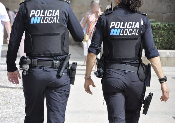 Dos agentes de la Policía Local de Palma.