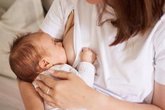 Foto: Un profesional sanitario subraya que la lactancia materna es "la mejor protección natural para el bebé"