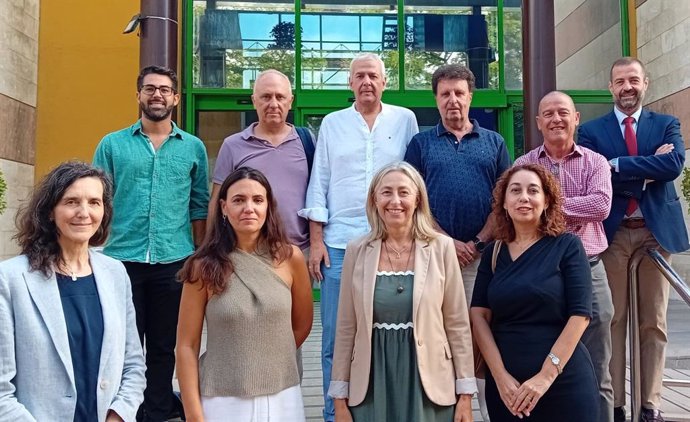 La consejera de Salud, Rosario Hernández, con los representantes de los sindicatos de la Mesa de Salud.