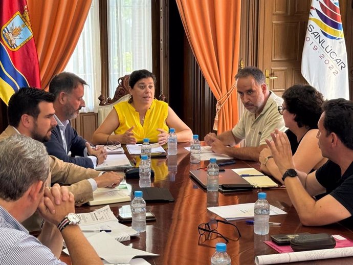 Reunión entre responsables de la Junta de Andalucía y los alcaldes de Trebujena y Sanlúcar, Ramón Galán y Carmen Álvarez, respectivamente, en una reunión por la carretera del Práctico