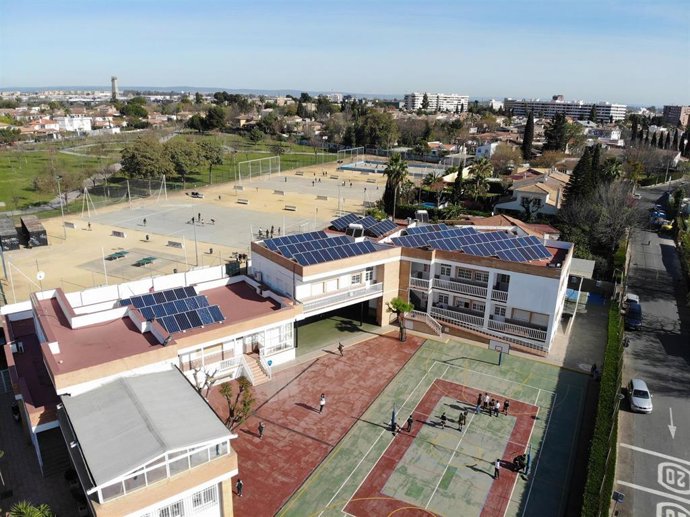 Colegio de Torreblanca donde se encuentran dos instalaciones de energía fotovoltaica de la prueba piloto de 'Powerty'