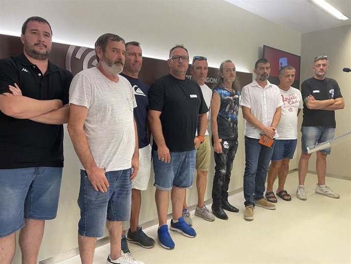 El coordinador general de IU Aragón y diputado autonómico, Álvaro Sanz, y el comité de empresa de la factoría de Bosal en Pedrola.