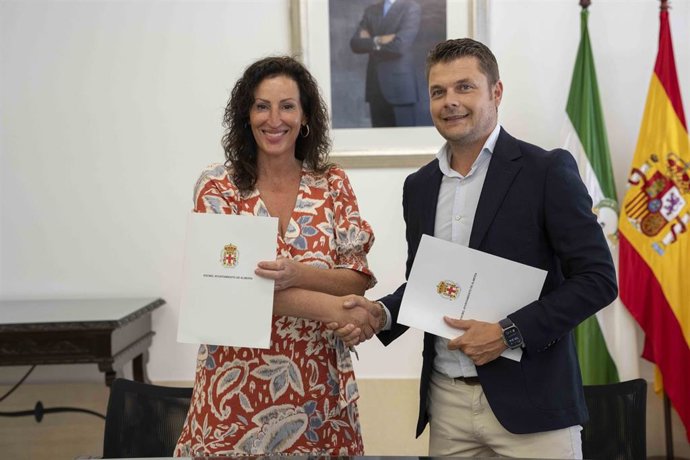 La alcaldesa de Almería, María del Mar Vázquez, y Juan Antonio Manrique, director general de Albaida Infraestructuras.