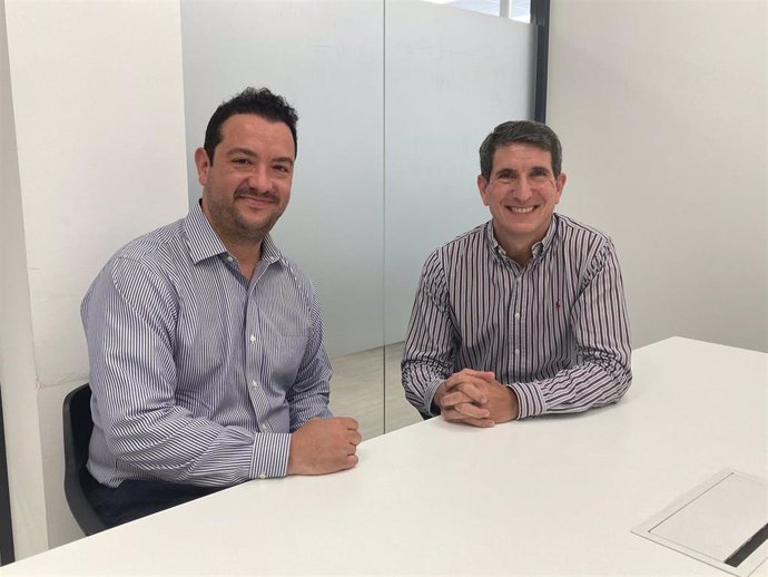 El CEO de la firma tecnológica RPow, César Martín-Montalvo,  junto al CTO de H2B2 Electrolysis Technologies, Javier Brey .