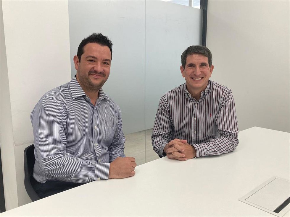 El CEO de la firma tecnológica RPow, César Martín-Montalvo,  junto al CTO de H2B2 Electrolysis Technologies, Javier Brey .