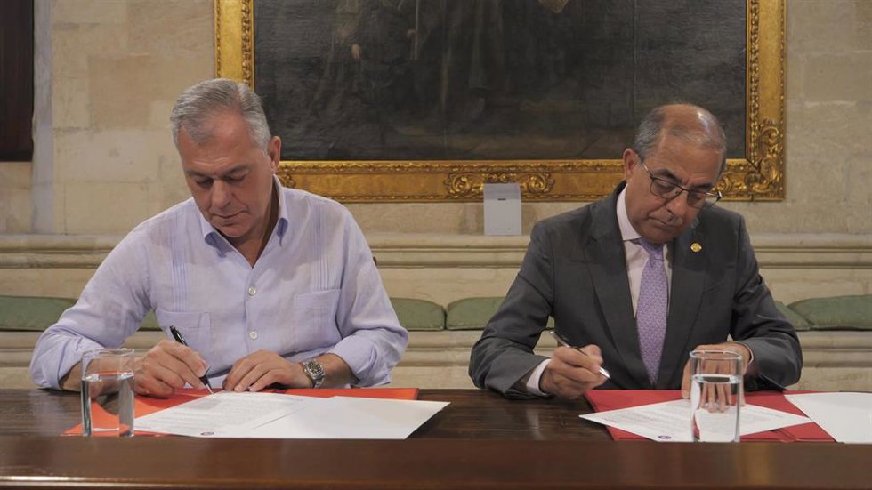El alcalde de Sevilla, José Luis Sanz, y el rector de la US, Miguel Ángel Castro, en la firma del convenio.