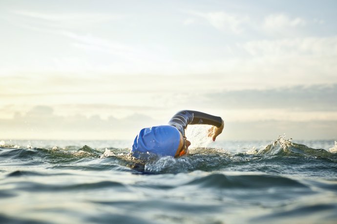 Archivo - Nadar en mar abierto. Nadadora, natación