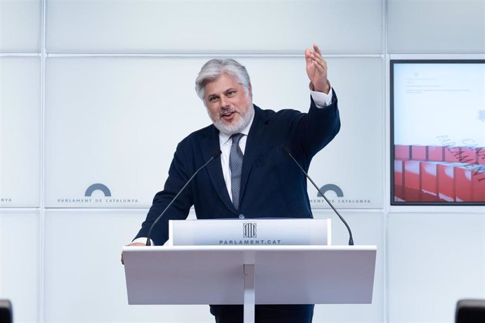 Archivo - El presidente de ERC en el Parlament, Albert Batet, en rueda de prensa en la Cámara catalana