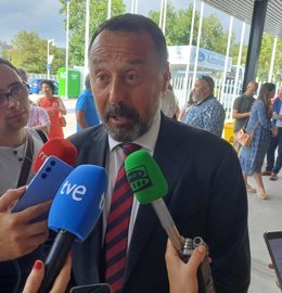 El presidente del Colegio Oficial de Agentes Comerciales de Gijón, Carlos Rato Peláez, antes de participar en el acto institucional que organiza el Colegio Oficial de Agentes Comerciales de Gijón con motivo del Día del Comercio en la Fidma (Gijón)