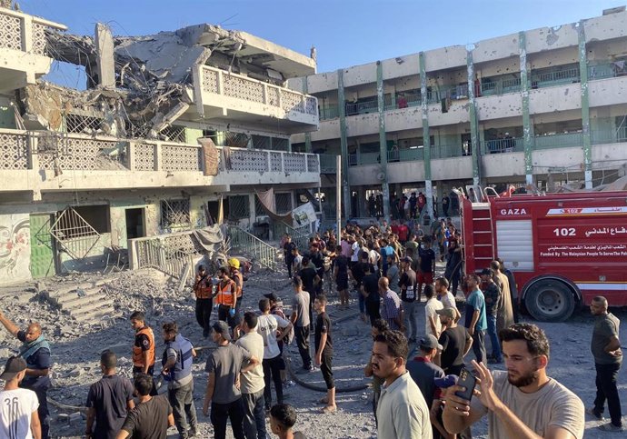 August 3, 2024, Gaza City, Gaza Strip, Palestinian Territory: Palestinians inspect the site of Israeli strikes on a school sheltering displaced people, amid Israel-Hamas conflict, in Gaza City, August 3, 2024