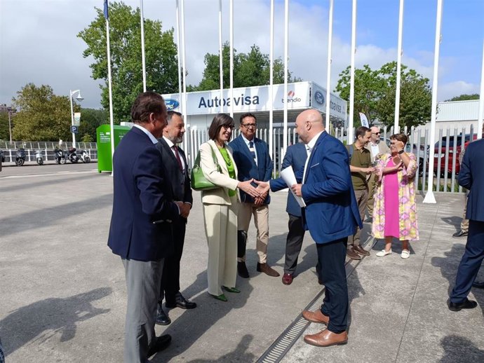 La consejera de Transición Ecológica, Industria y Desarrollo Económico del Principado de Asturias, Nieves Roqueñí, antes del acto institucional que organiza el Colegio Oficial de Agentes Comerciales de Gijón con motivo del Día del Comercio en la Fidma.