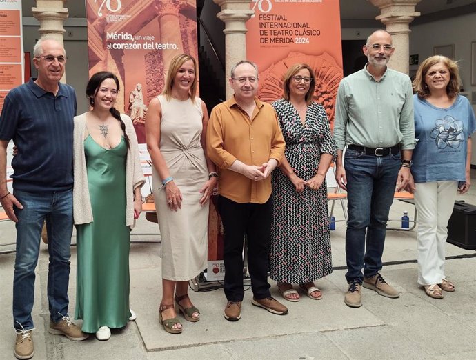 Autoridades y representantes de las compañías en la presentación de la programación en Cáparra del Festival de Mérida.