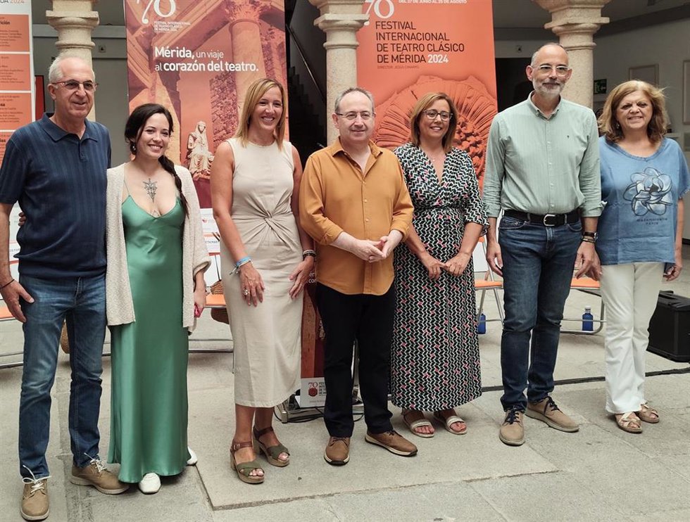Autoridades y representantes de las compañías en la presentación de la programación en Cáparra del Festival de Mérida.