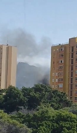 Un incendio se ha declarado esta mañana en un edificio de viviendas situado en la calle Góngora, en Santa Cruz de Tenerife