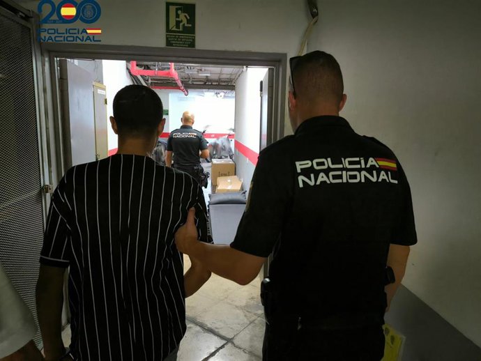 Un agente acompaña a uno de los detenidos en el altercado en Son Gotleu.