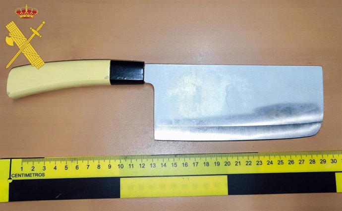 El hacha que portaba el hombre detendio en Dalías.