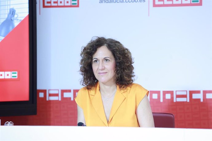 La secretaria general de CCOO en Andalucía, Nuria López, en rueda de prensa.