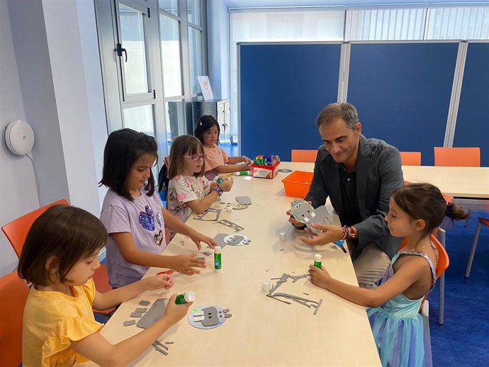 El concejal de Promoción de la Ciudad, Miguel Sainz, visita uno de los talleres de '¡A la biblio en verano!'