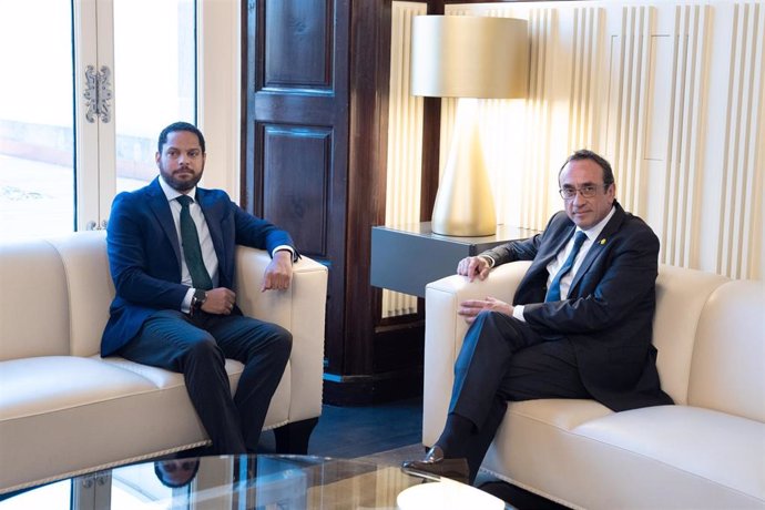 El presidente de VOX en el Parlament, Ignacio Garriga (i) y el presidente del Parlament de Cataluña, Josep Rull (d), durante una reunión de la ronda de consultas, en el Parlament de Catalunya, a 6 de agosto de 2024, en Barcelona, Catalunya 