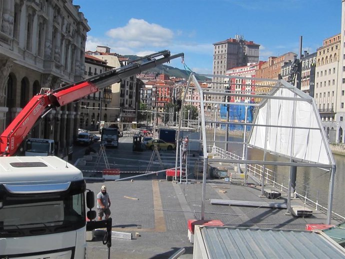 Archivo - Inicio montaje de txosnas en el Arenal de Bilbao