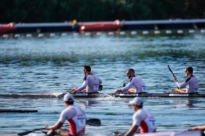 Los piragüistas españoles Saúl Craviotto, Carlos Arévalo, Marcus Cooper yRodrigo Germade, en la serie de K4-500m de Paris 2024. 