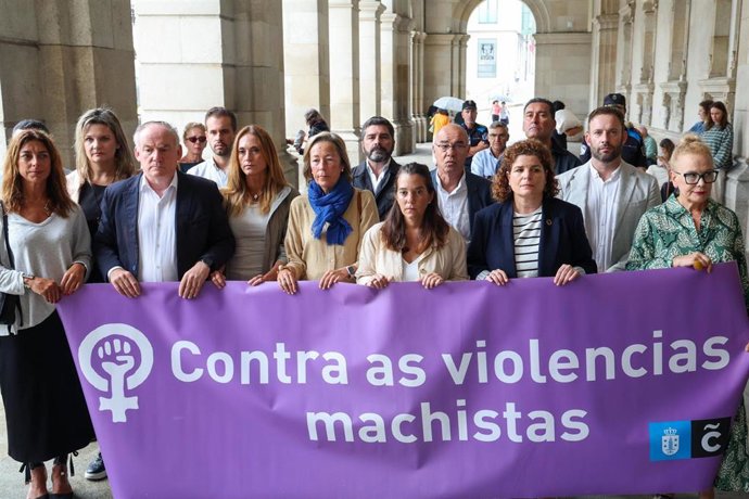 Concentración ante el Ayuntamiento de A Coruña de repulsa por el último crimen machista en la ciudad