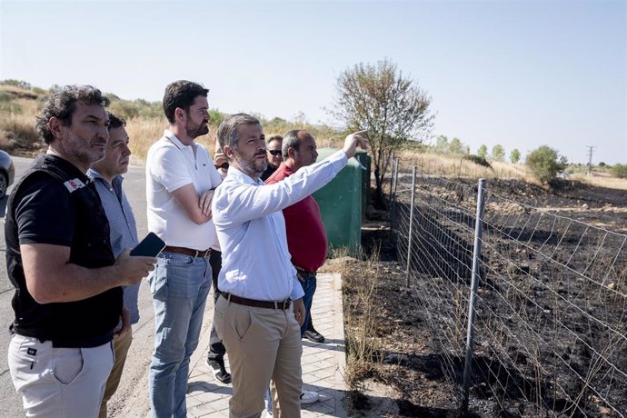 El consejero de Presidencia, Justicia y Administración Local de la Comunidad de Madrid, Miguel Ángel García Martín (3i), durante su visita a la zona del incendio que afecta a los términos municipales de El Molar y Pedrezuela.