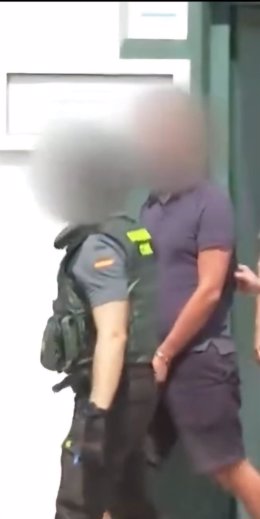 Una agente de la Guardia Civil con el detenido en Fuerteventura y que era buscado por Alemana por delitos de estafa