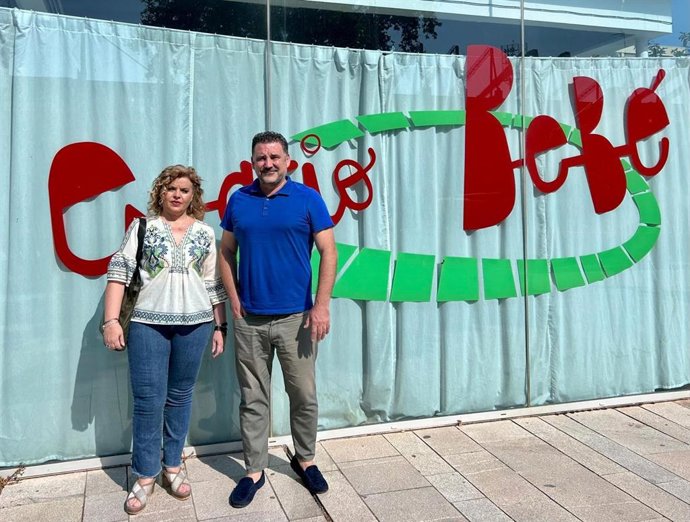 Los concejales del PSOE en el Ayuntamiento de Zaragoza Eva Cerdán y Paco Galán, junto al desaparecido Espacio Bebé.