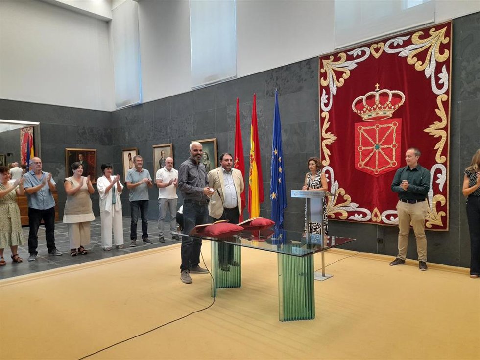 Imagen de la toma de posesión de Oihan Mendo como nuevo parlamentario de EH Bildu