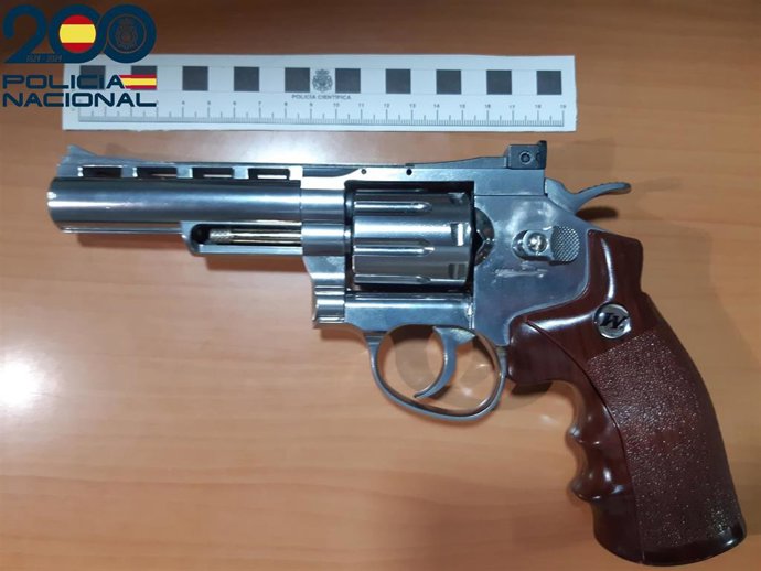 El arma intervenida por la Polcía en el Coll d'en Rabassa.