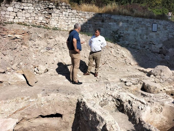Los concejales  en la visita a los restos de la calle San Esteban.