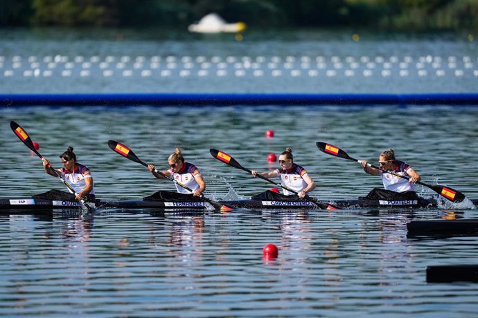 Sara Ouzande, Estefania Fernndez, Carolina García y Teresa Portela durante su serie de K4 500 en Paris 2024