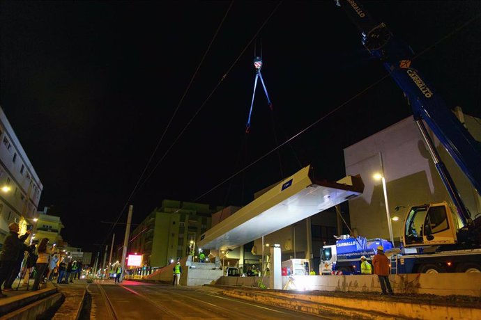 Instalación del primer módulo de la rampa de acceso a la pasarela peatonal del Padre Anchieta desde la Avenida Trinidad