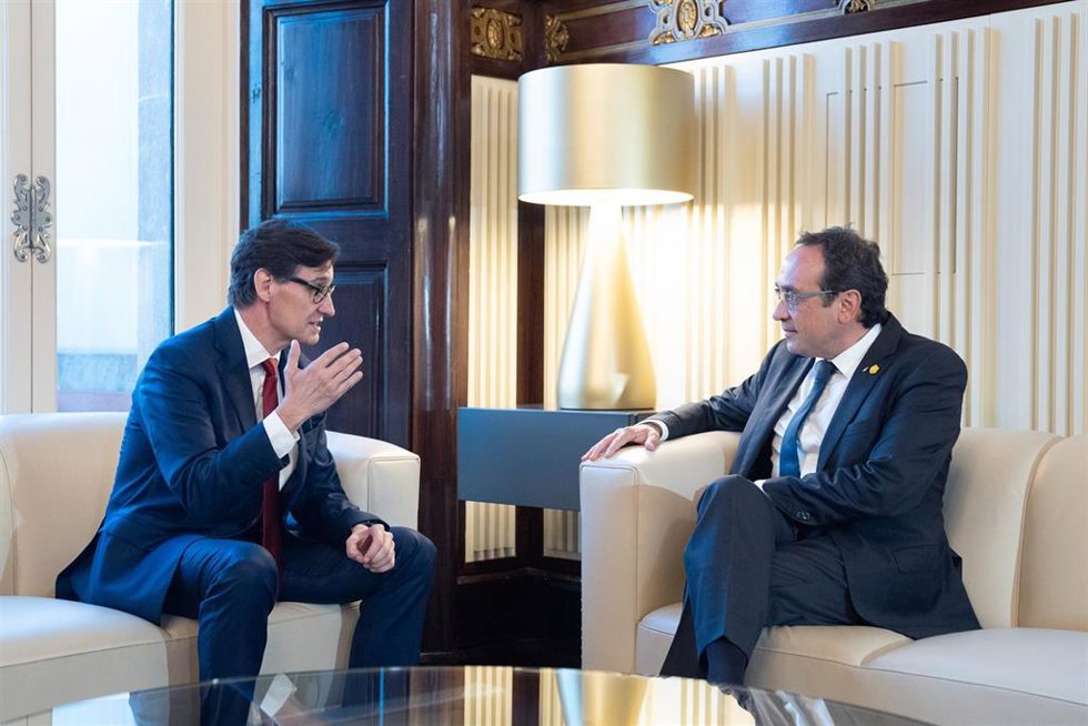 El líder del PSC, Salvador Illa, se reúne con el presidente del Parlament, Josep Rull, en la rueda de consultas previa a formalizar su investidura