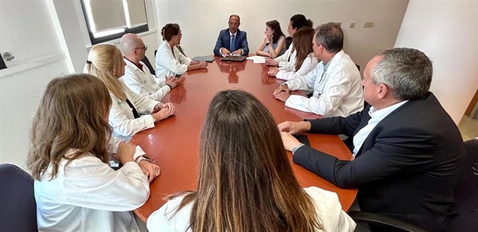 El consejero de Sanidad, José Luis Bancalero, con personal médico del Hospital Clínico Universitario 'Lozano Blesa'.