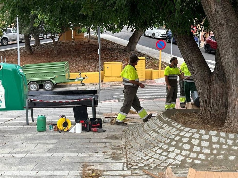 Operarios realizando las reformas en la plaza Méndez Núñez de Alcalá de Guadaíra (Sevilla).