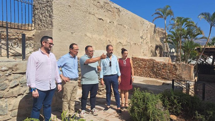 Visita a la muralla nazarí de Almuñécar, con el alcalde, Juanjo Ruiz Joya, en el centro, y el delegado de Turismo de la Junta en Granada, Fernando Egea, a su derecha